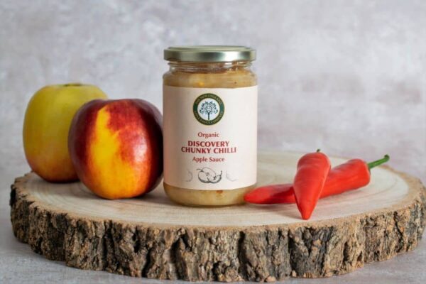 chunky chilli applesauce 100% organic picture of jar with apples and chillies in the photo