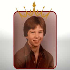 the apple sauce guy as a teenager with a digital crown on his head